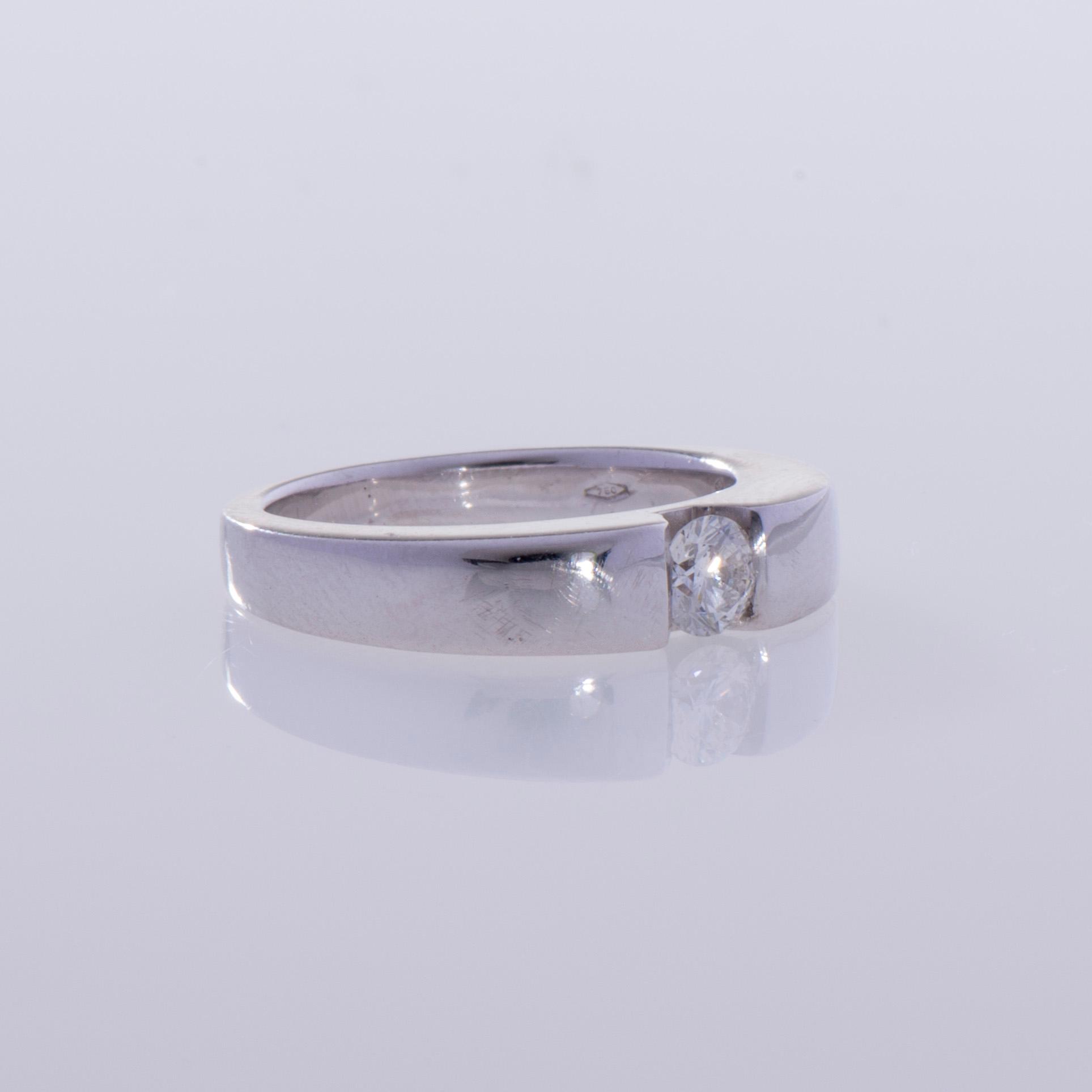 RING, 18K vitguld, briljantslipad diamant. Vikt ca 8,3 g.