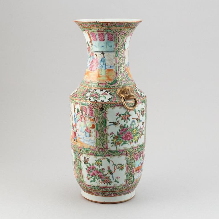 A group of 9 porcelain objects, Chinese and Japanese, 18th-20th century.