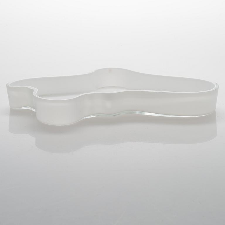 Alvar Aalto a '3028' dish signed Alvar aalto 417/1989.
