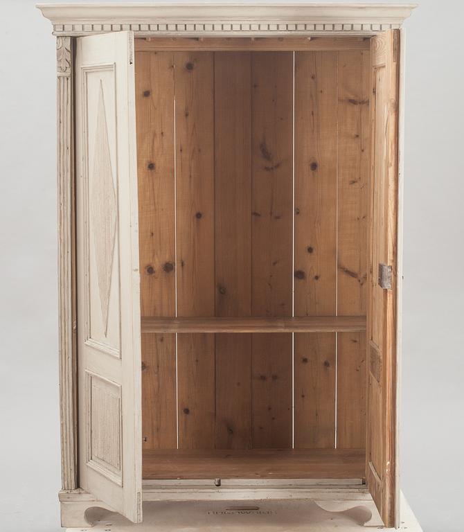 KLÄDSKÅP, Gustaviansk stil. 1800-talets slut.