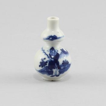 MINIATYRVAS, porslin, Kina, 1900-tal.