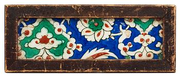 TILE FRAGMENT. 6,5 x 19,5 cm. Turkey, Iznik 17th century.