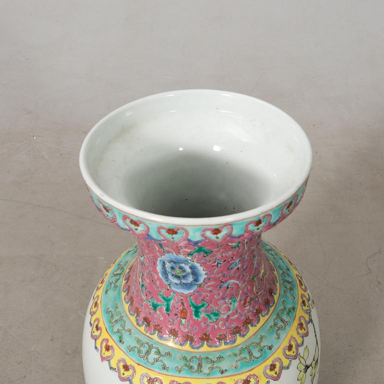 Floor vase China 20th century porcelain.