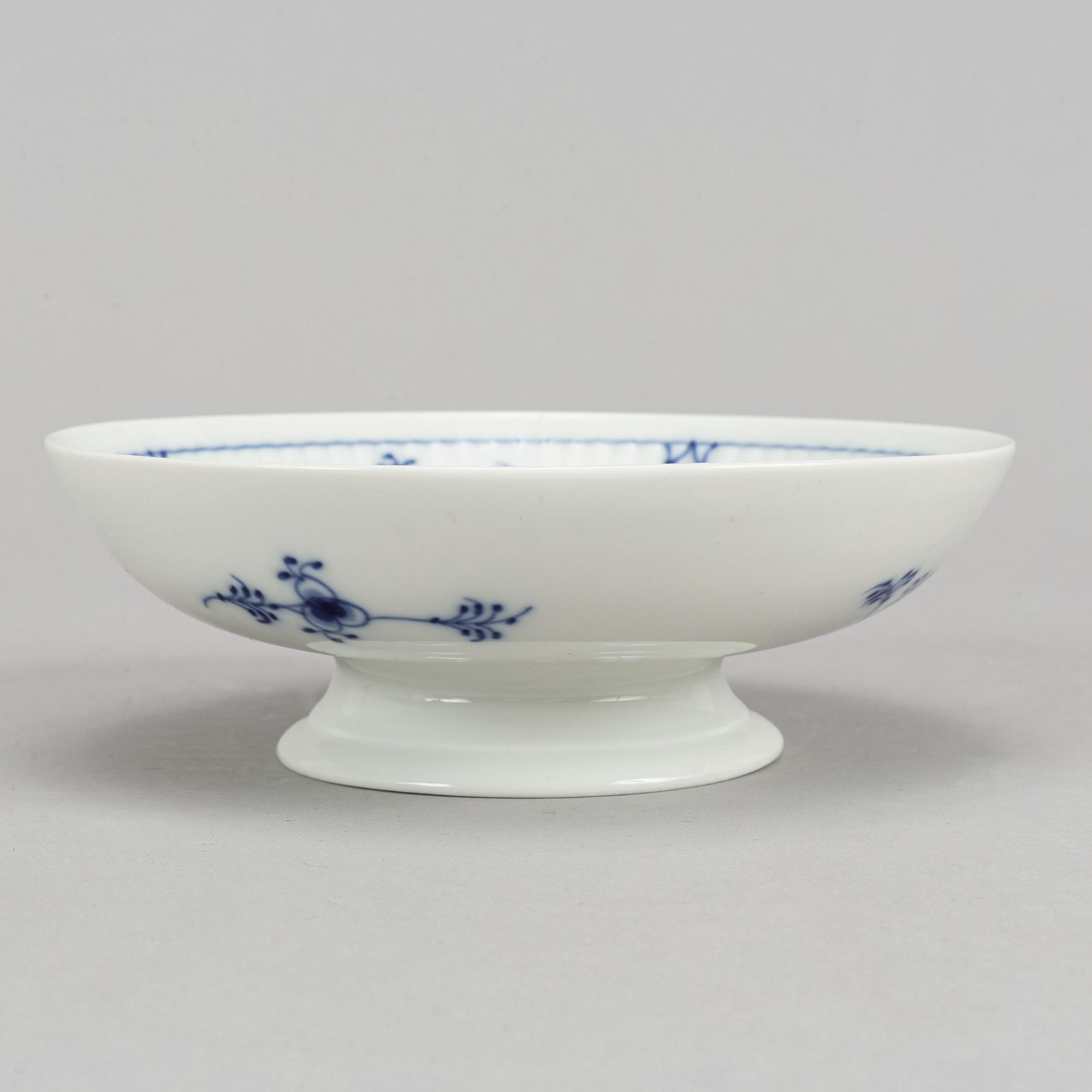 Royal Copenhagen, eight 'Musselmalet' footed dishes, Denmark.