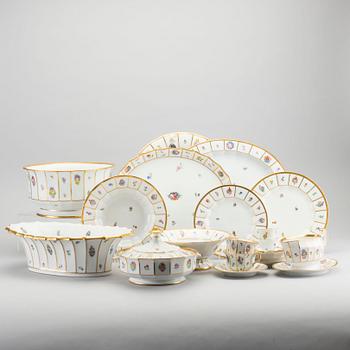 A 83 PIECES "HENRIETTE" DINNER SERVICE IN POCELAIN BY ROYAL COPENHAGEN, Denmark.