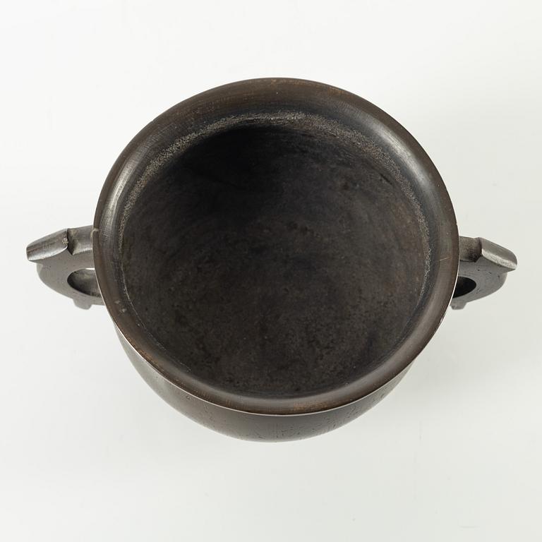 A Japanese bronze censer, Meiji period (1868-1912).