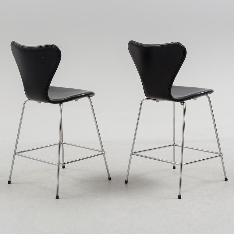 ARNE JACOBSEN, a pair of "Sjuan 3187" leather barstools, Fritz Hansen.
