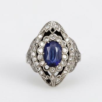 RING, 18k vitguld med safir och små diamanter, Sverige, 1946. Vikt 5,9g.