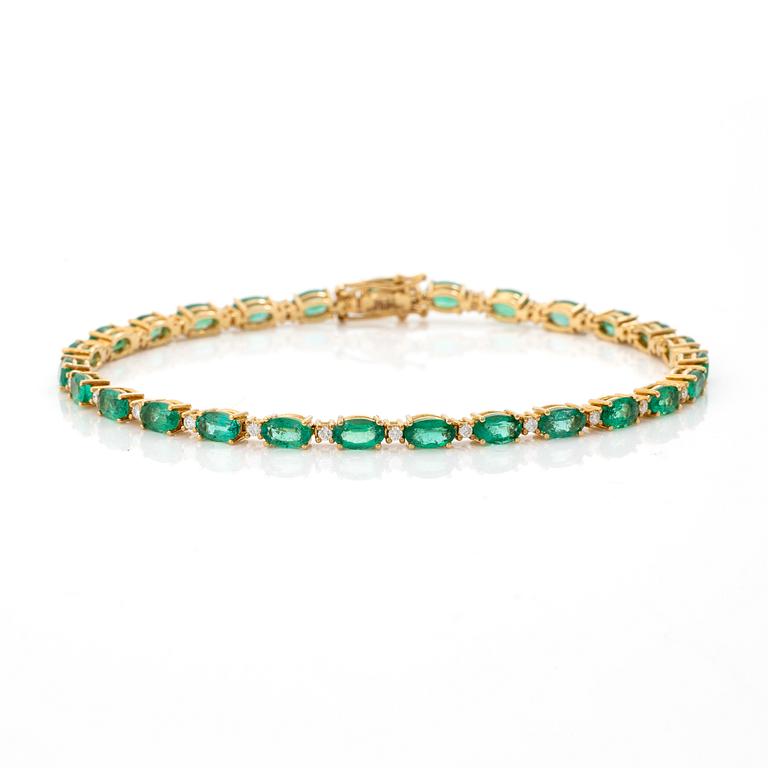 Bracelet 18K gold with emeralds and brilliant-cut diamonds.