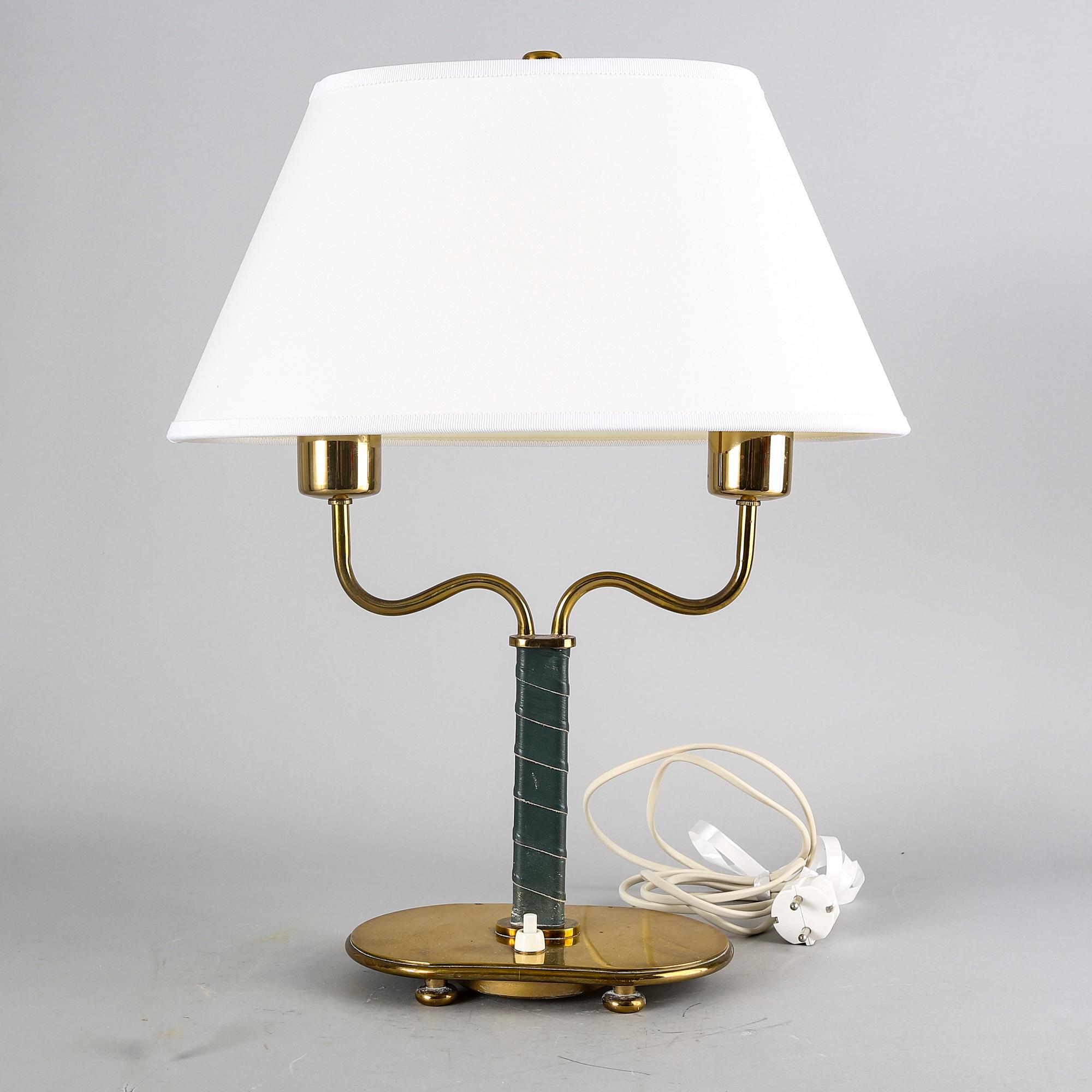 Josef Frank, bordslampa nr 2388 för firma Svenskt Tenn sent 1900-tal.