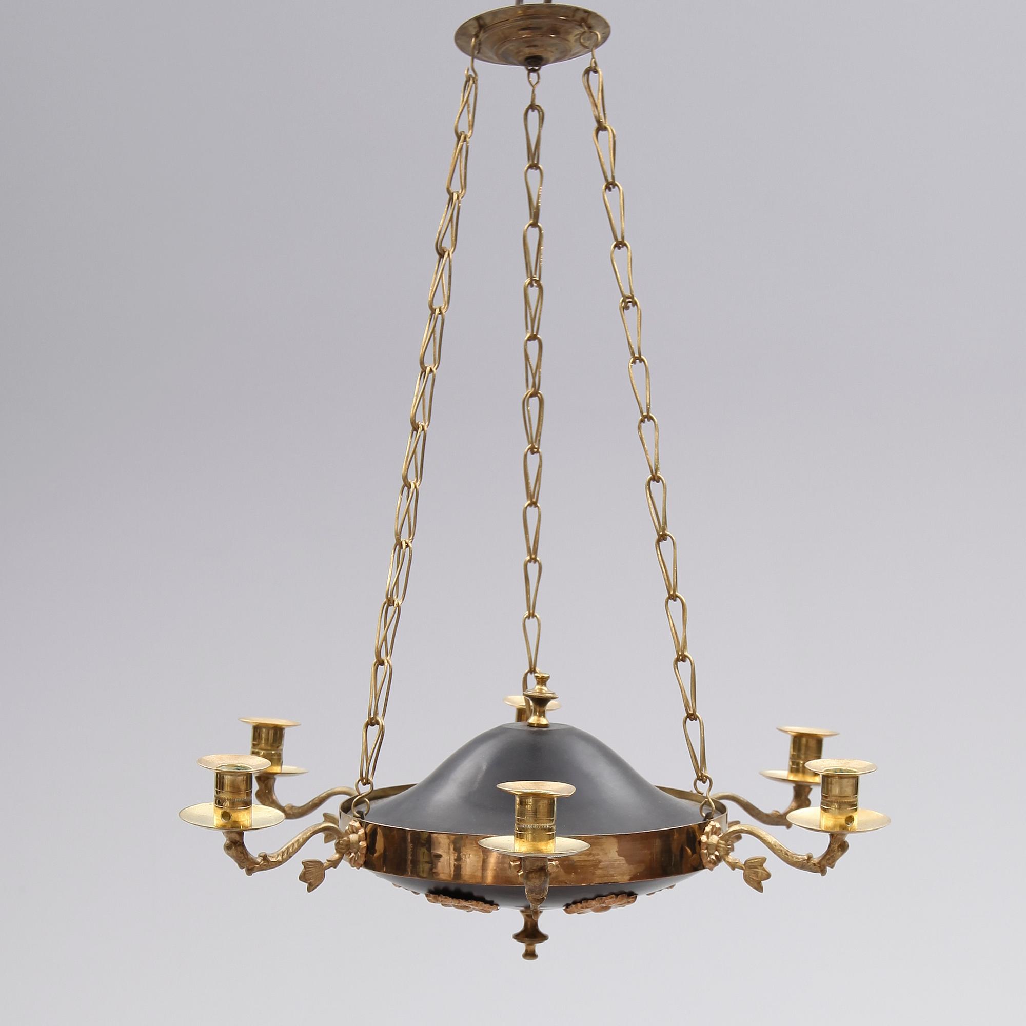 TAKAMPEL, empirestil, sekelskiftet 1900. Höjd med kedjor ca 55 cm.