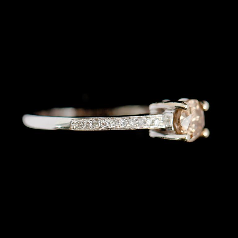 RING, 14 k vitguld, briljantslipade diamanter tot ca 0.54 ct.