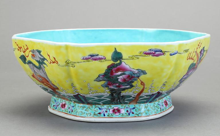 SKÅL, porslin, Kina, 1800-tal med Jiaqings sigill.