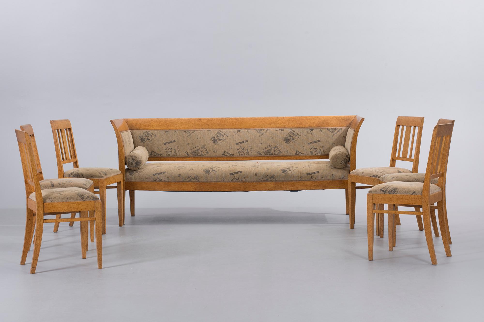 SOFFA samt 6 STOLAR, masurbjörk, omkring 1900.