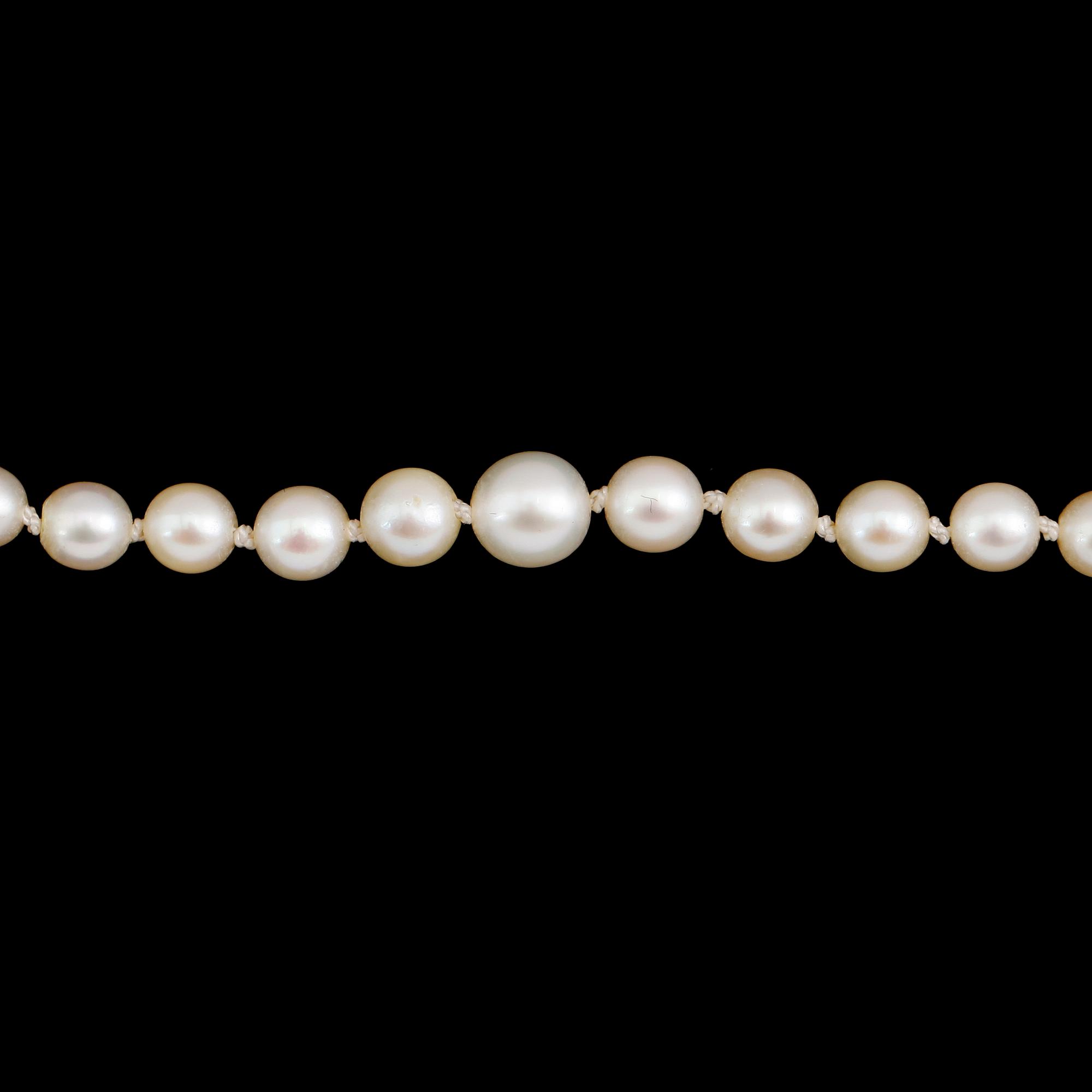 PÄRLCOLLIER, odlade doserade pärlor, lås 18 k guld.