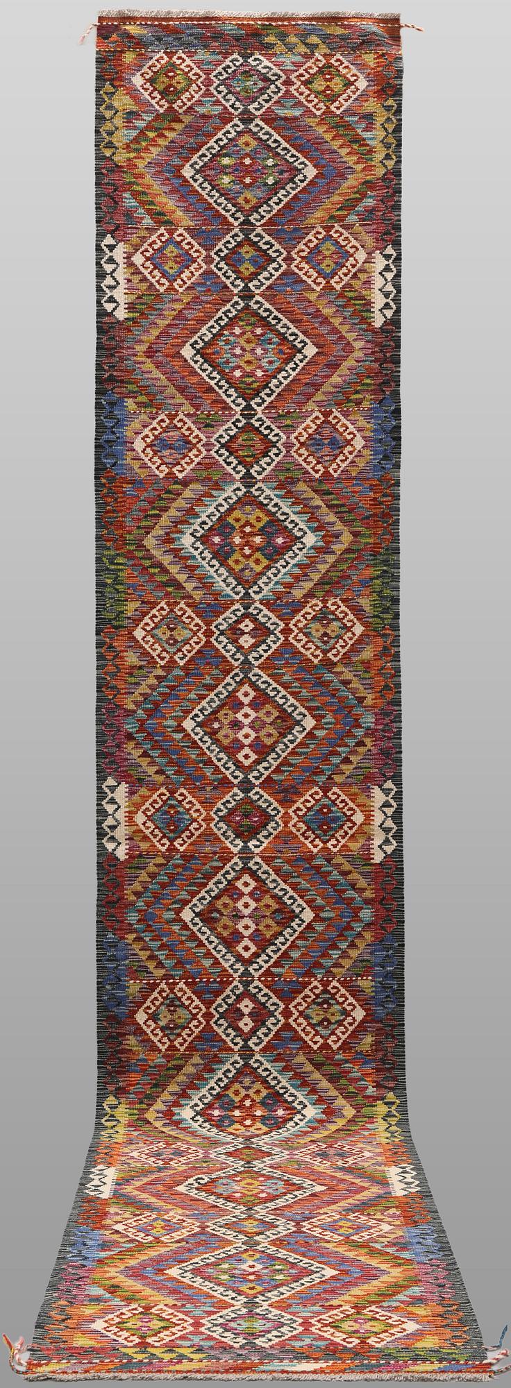 A Kelim runner, c. 489 x 83 cm.