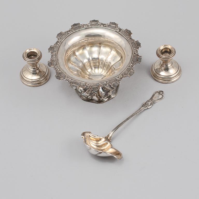PARTI SILVER, 4 delar, England samt Sverige, 1800 respektive 1900-tal, (vikt exklusive ljusstakar) 250 gram.