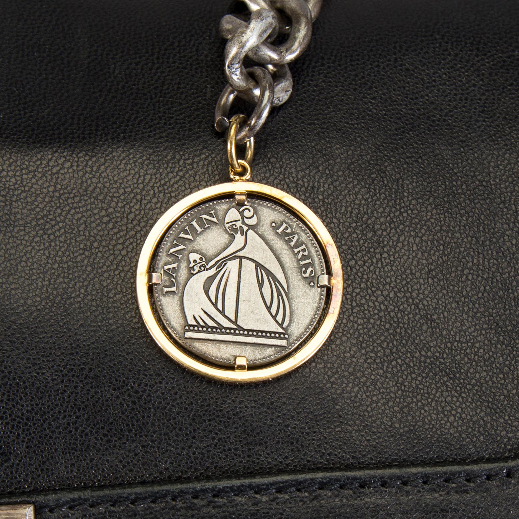 A Lanvin shoulderbag.