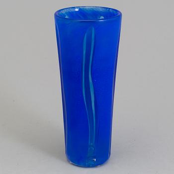 A glass vase by GÖRAN WÄRFF, signerad.