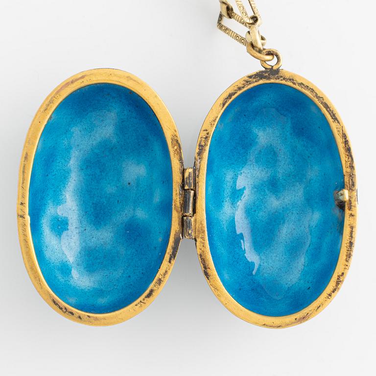 Armand med medaljong i form av ägg med cloisonné-emalj.