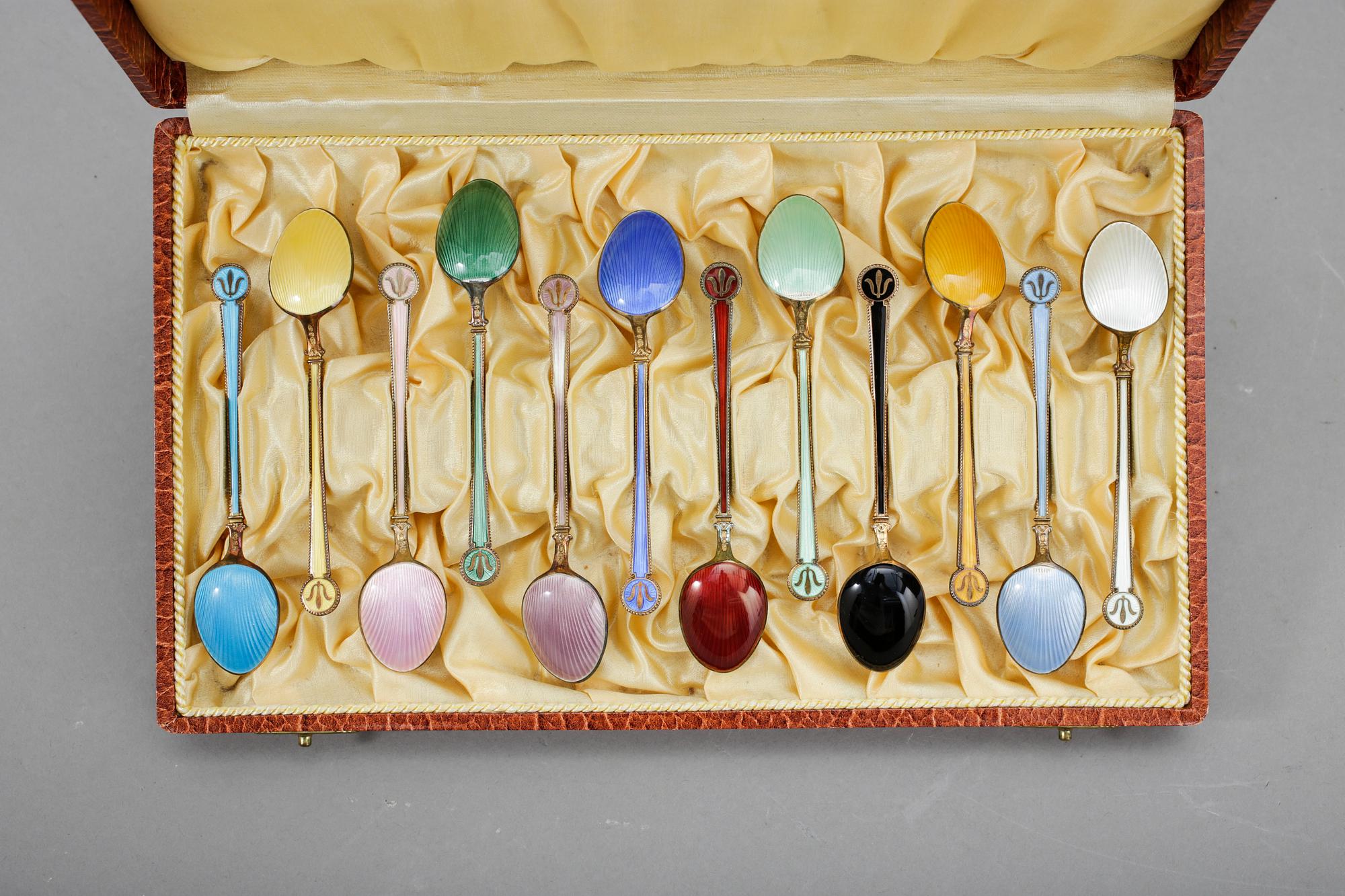 KAFFESKEDAR, 12 st, sterlingsilver, emalj, David Andersen, Oslo, 1900-tal. Tot ca 104 gram.