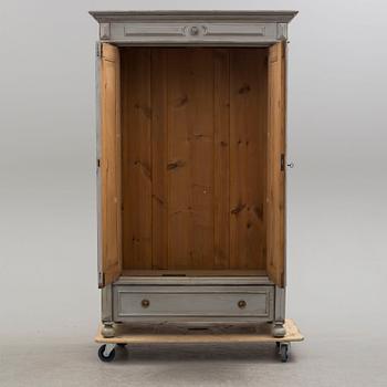 KLÄDSKÅP, omkring år 1900.