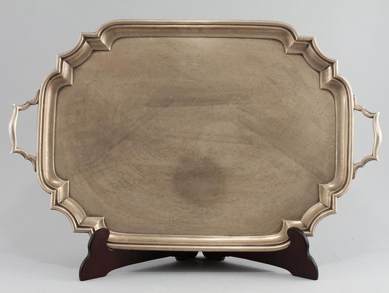 BRICKA, silver, troligen William Lister & Sons, London, 1919. Vikt ca 3500 g.