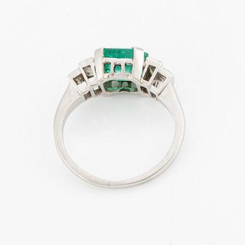 Ring, platina med smaragd och baguetteslipade diamanter.