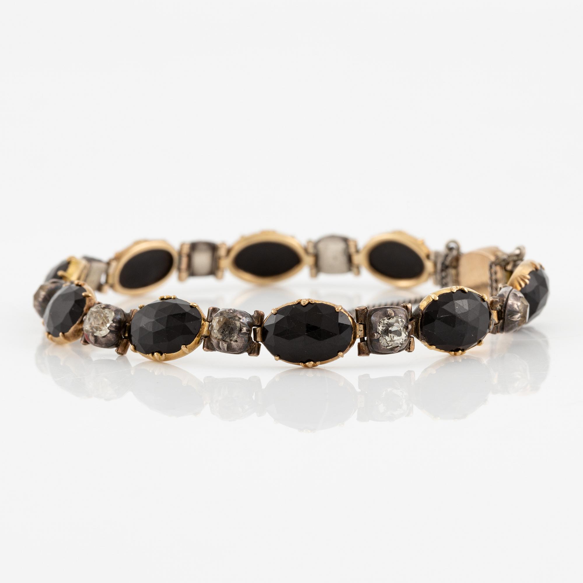 A necklace/bracelet combination 18K gold and silver set with onyx and rose-cut diamonds, 19th century.