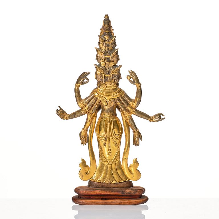 Avalokiteshvara, förgylld brons. Tibetokinesisk, sen Qingdynasti, omkring 1900.