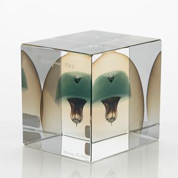 Oiva Toikka, årskub, signerad Oiva Toikka, Nuutajärvi 1983, numrerad 516/2000.