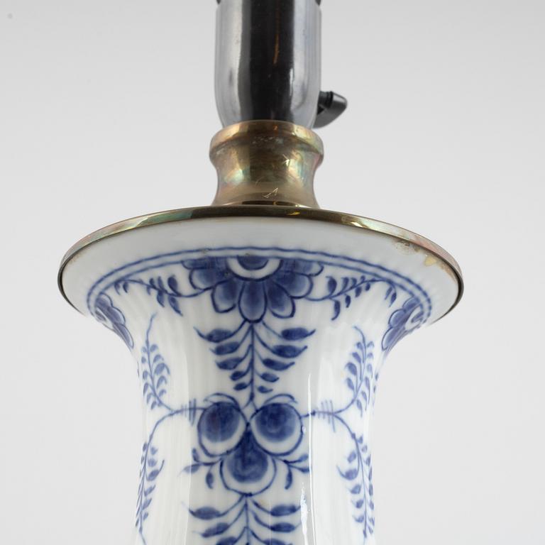 Bordslampa, porslin, Royal Copenhagen, "Musselmalet", modellnummer 1212, post 1923.