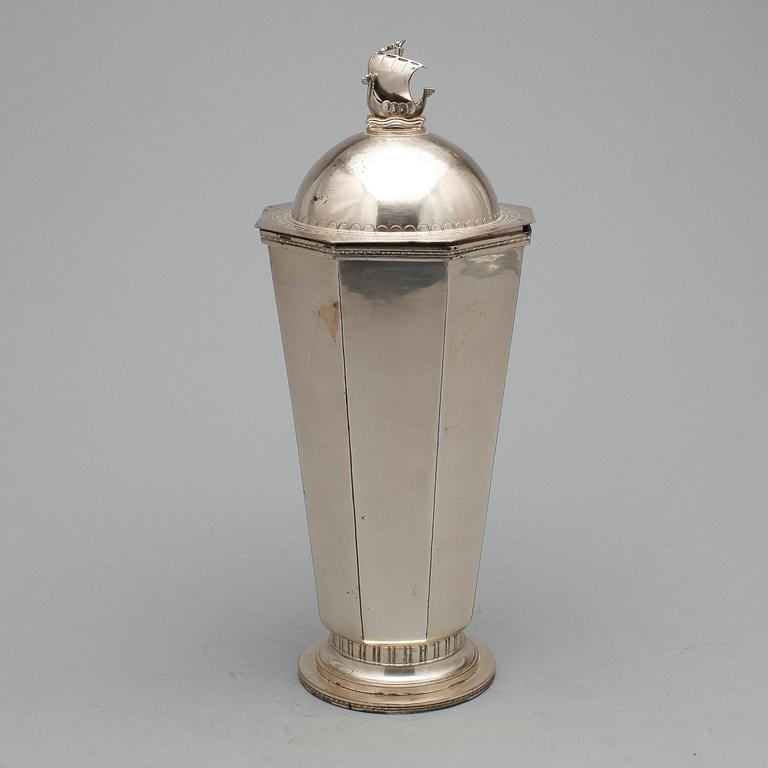 POKAL MED LOCK, sterling silver, Borgila, Stockholm 1932, ca 760 g.