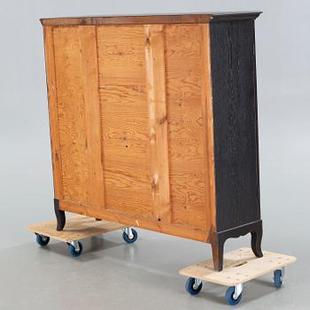 VITRINSKÅP, 1900-talets första hälft.