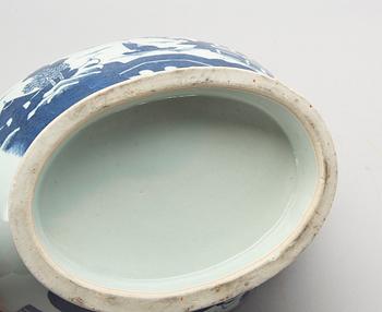 A Chinese blue and white porcelain tureen early 1800's.