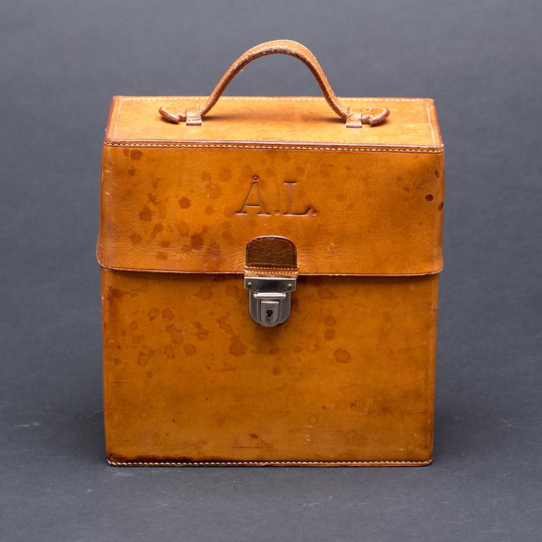 FLASKSCHATULL, läder, Palmgrens, Stockholm. 1900-talets mitt.