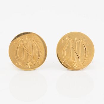 A pair of 18K gold cufflinks.