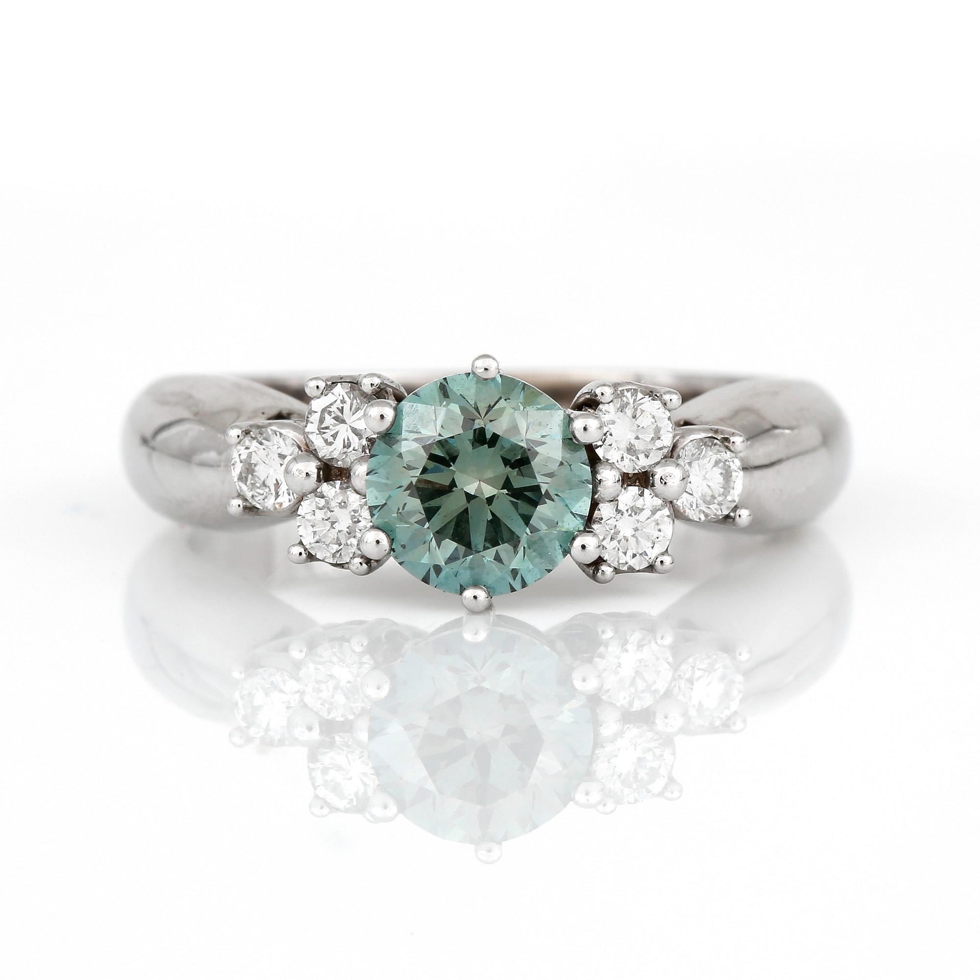 RING, med briljantslipade grönfärgad diamant ca 1,04 ct och övriga diamanter totalt ca 0,29 ct.