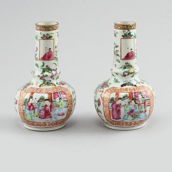 VASER, ett par, porslin, Kina, 1800-tal.