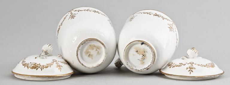 CREMEKOPPAR med lock, ett par, porslin, Stens period, Marieberg. 1769-1788.