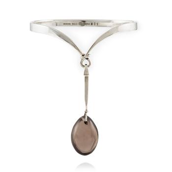 540. Vivianna Torun Bülow-Hübe, armring med hänge, sterlingsilver och rökkvarts, för Georg Jensen.