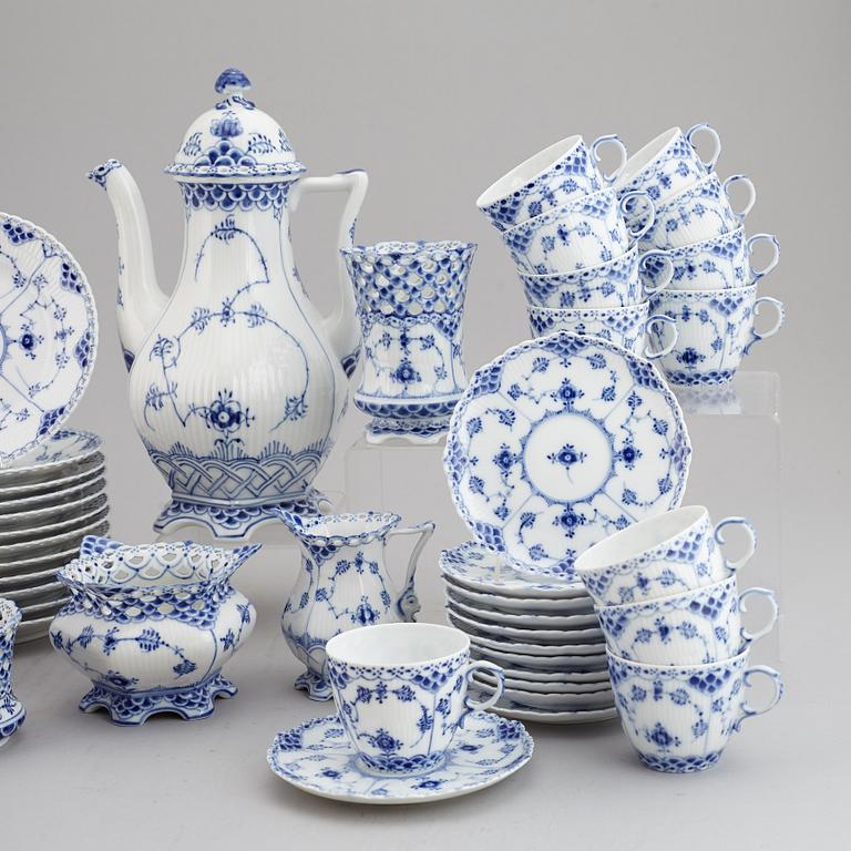ROYAL COPENHAGEN, kaffeservis, 45 delar, porslin, "Musselmalet Helblonde", Danmark.