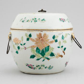 A famille rose jar with cover, late Qing dynasty, circa 1900.