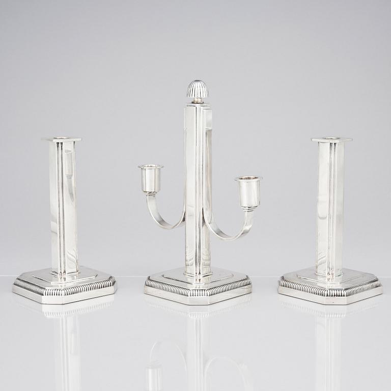 W.A. Bolin, garnityr, en kandelaber och ett par ljusstakar, Stockholm 1953, silver.