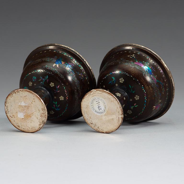 BÄGARE, två stycken, laque burgautée. Qing dynastin, 1700-tal.