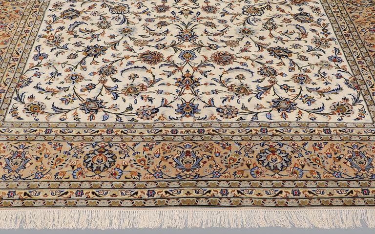 A carpet, Kashan, ca 400 x 289 cm.