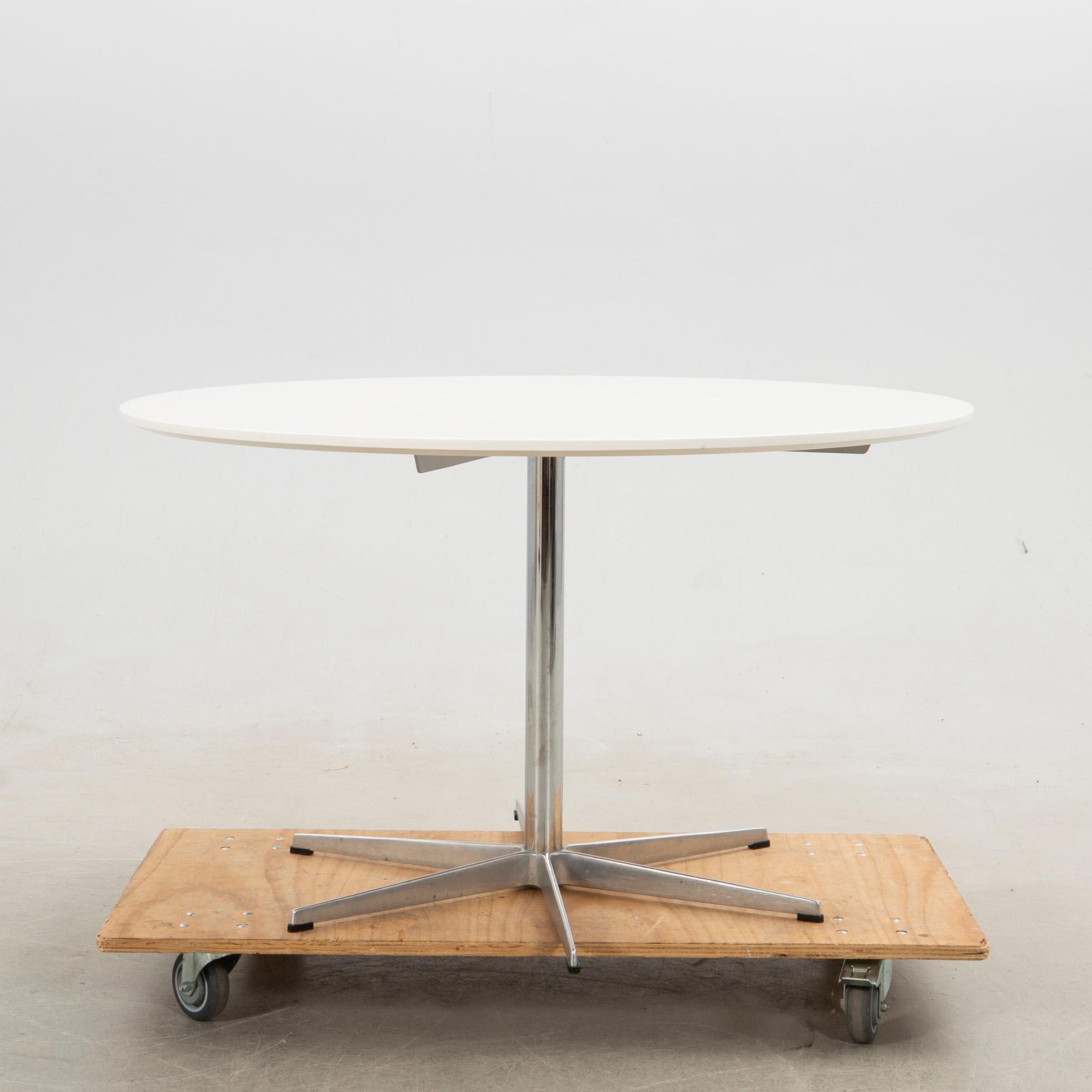 Arne Jacobsen, dining table, "Circular / B825", Fritz Hansen, Denmark, 1985.