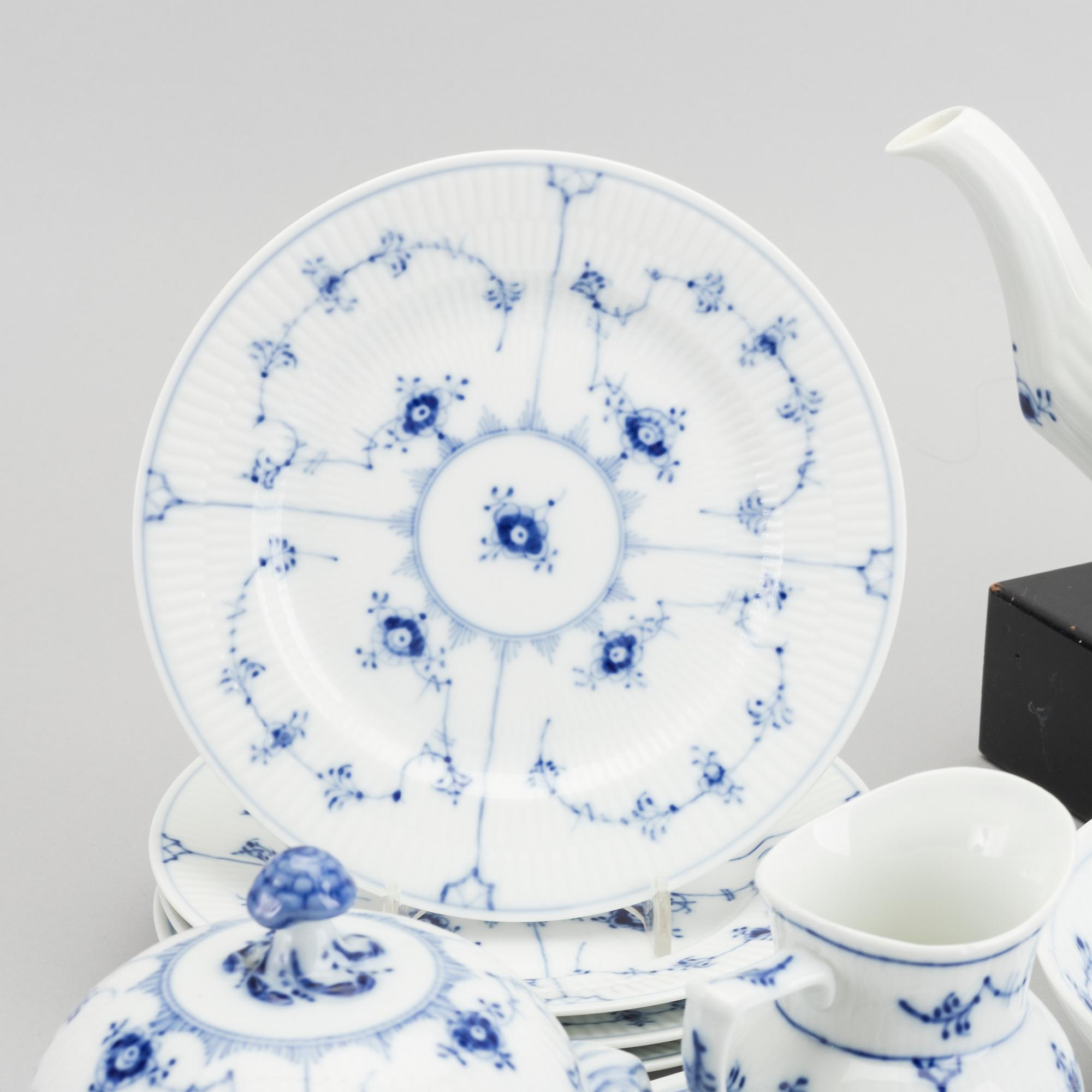 A DANISH PORCELAIN TEA SET, 22 pieces, "Musselmalet", Royal Copenhagen.