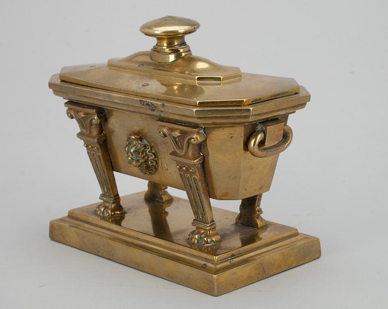 SOUVENIR / ASK, mässing, i form av sarkofag, 1800-tal.