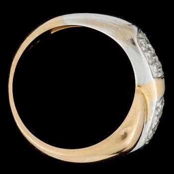 RING, 18k tvåfärgat guld med små diamanter. Vikt 6,5g.